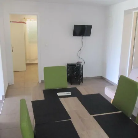 Olive Tree Apartment, Postira